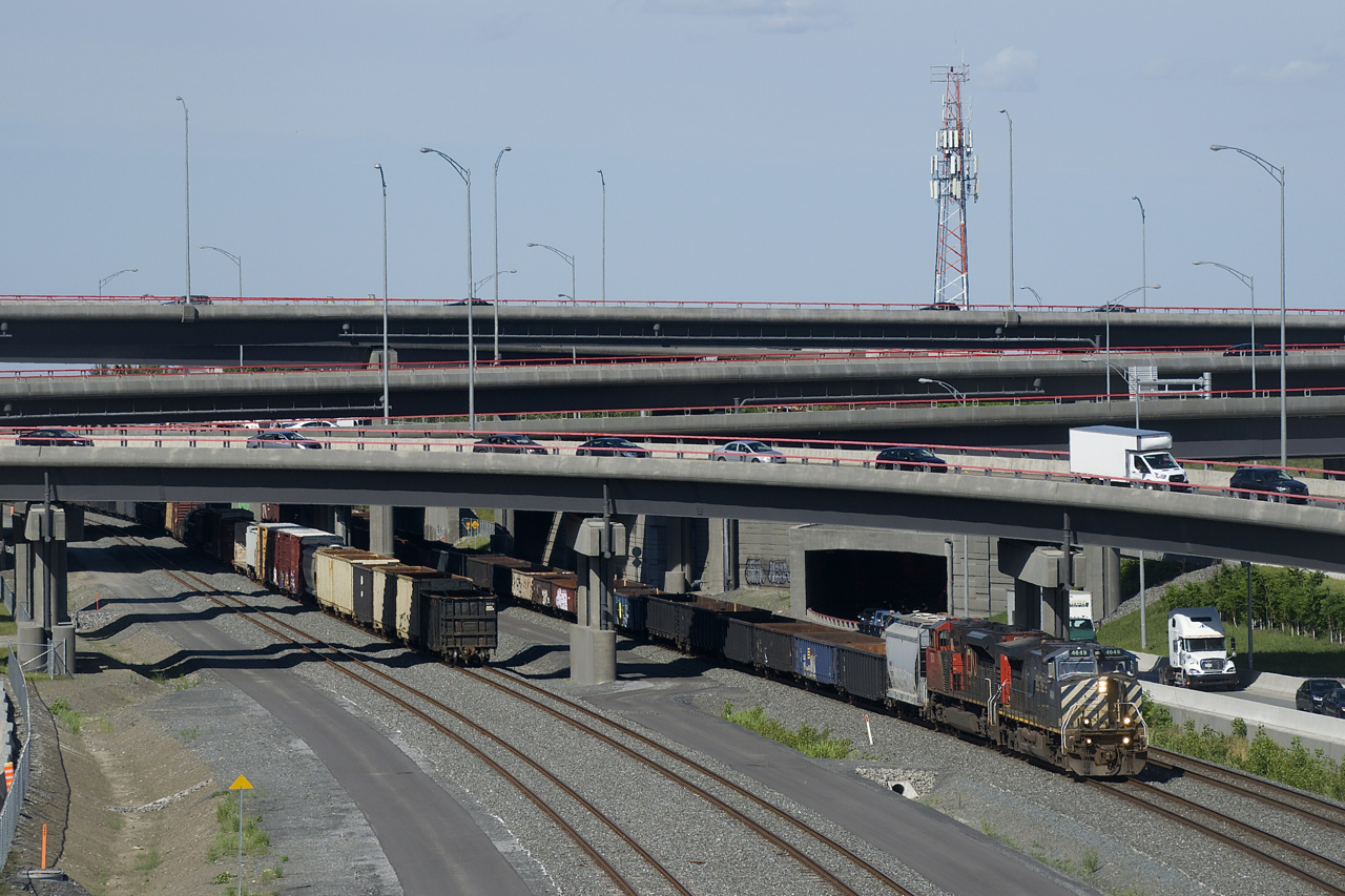 BCOL 4649 & CN 8930 lead CN 321 past CN 527's tail end. With most BCOL cowls retired or stored, it was nice to catch a BCOL leader for the first time in awhile.