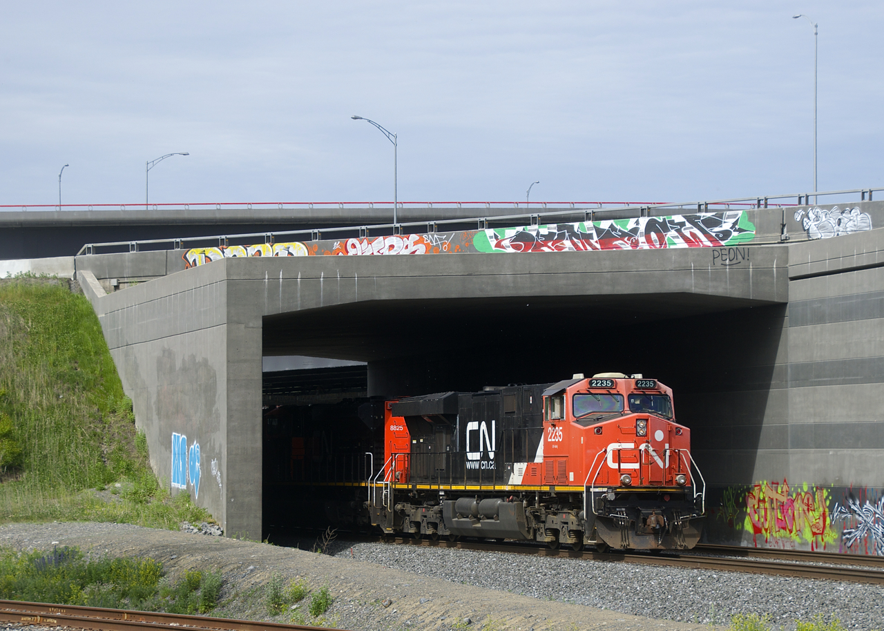 CN 306 is seen emerging from the newly rebuilt Turcot interchange after a quick crew change at Turcot Ouest.
