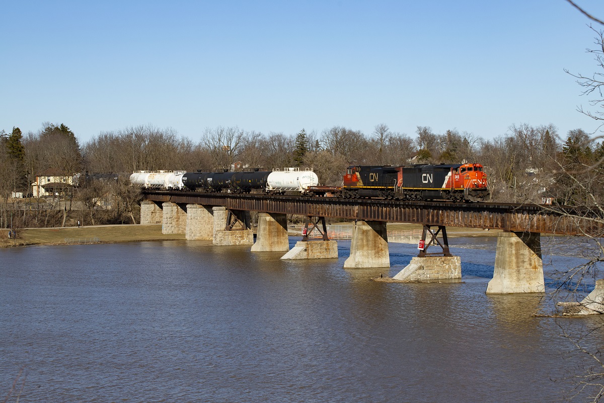 CN A402 crosses the Grand River in Caledonia, ON with a now retired C40-8M leader.