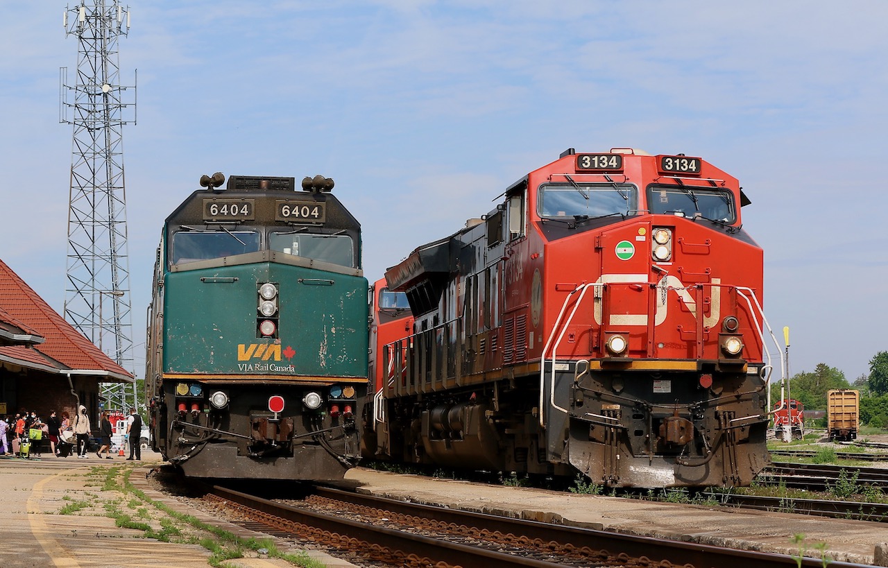 VIA train 71 has just begun to board passengers at Brantford station with F40 rebuild 6404 on the tail end, while local train 580 is just out of view on the yard ladder track. CN train 394 with a 5 unit lash up soon appears on the north track as it rumbles past heading for Toronto, and GP9RM 4136 can be seen in the distance in the yard. Not bad for a 15 minute stop on my way to Woodstock this day.