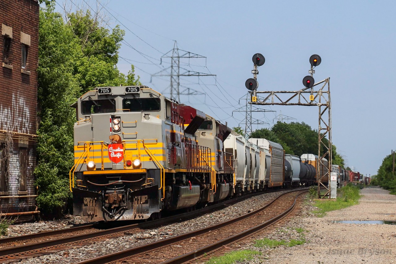 CP 421 picks up speed through Bartlett after slowing down around Mile 3 of the North Toronto sub with a pretty fantastic duo. CP 7015 and CP 7010 (both EMD SD70ACU) pull over 100 cars westbound. CP 7015 and CP 7010 were the first two units that CP presented publicly after announcing their project of painting some SD70ACUs in heritage colours. While both units are in Maroon & Gold, CP 7015 wears the "Block" variation while CP 7010 displays the "Script" variation.