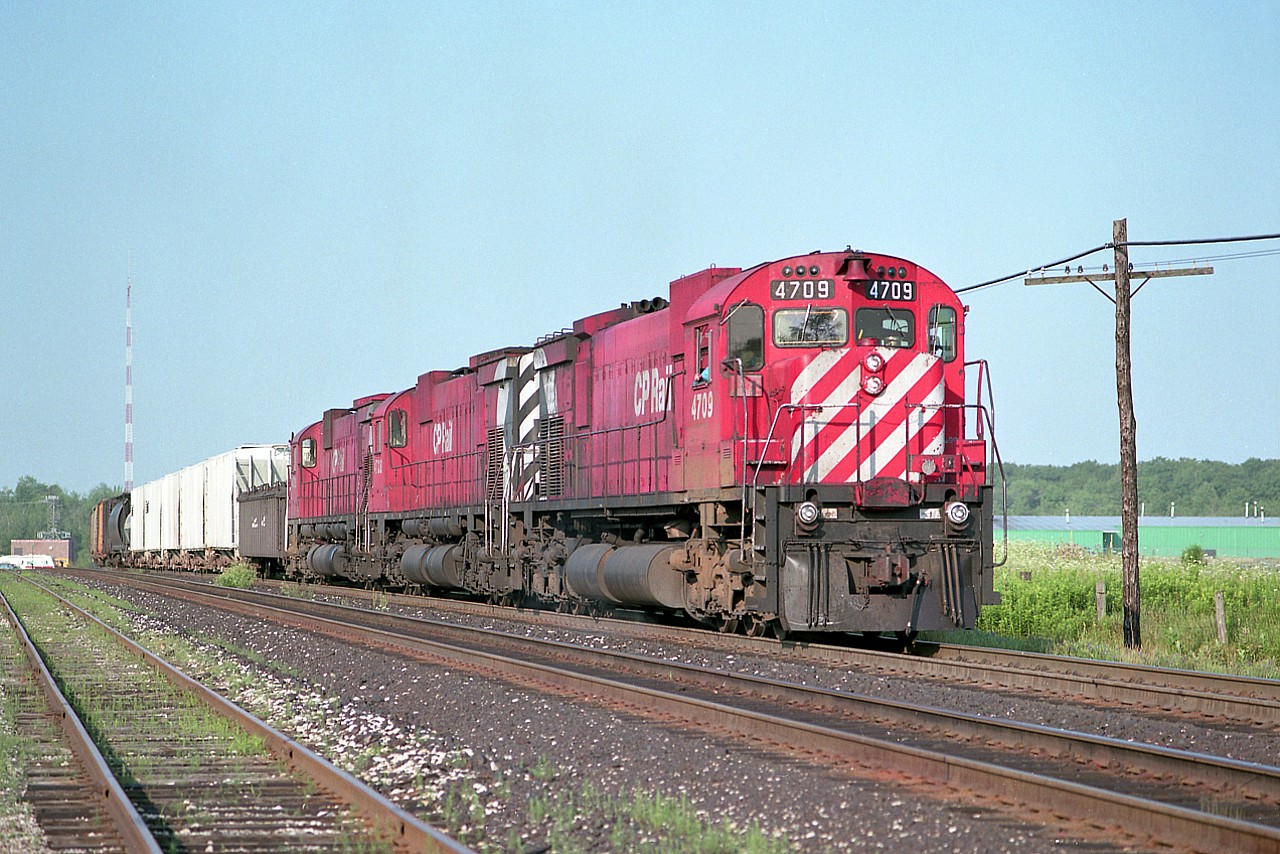 Three of those big beautiful CP 4700s pulling away from Guelph Jct eastward on an already pleasant morning. Power is CP 4709, 4738 and 4720.