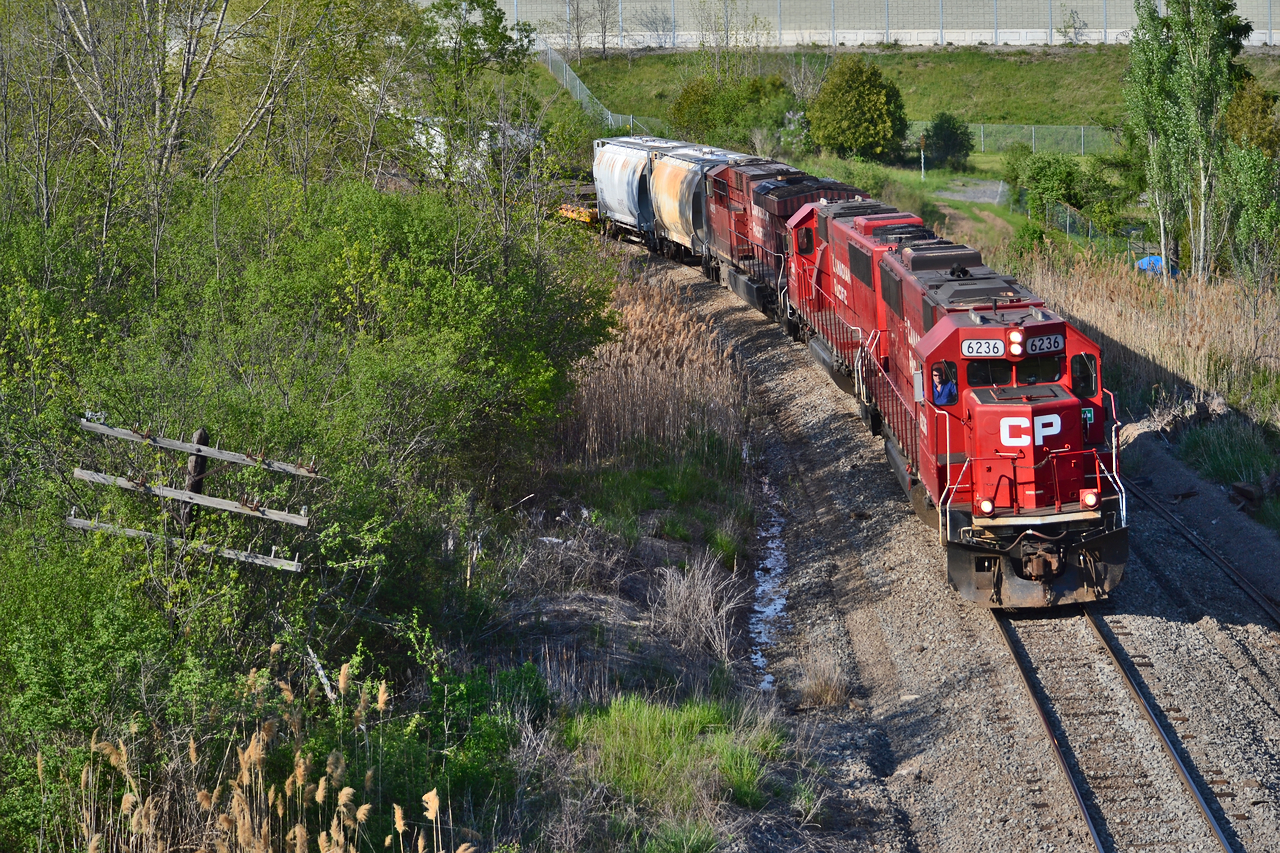 A rather nice change of scenery from the never ending sea of GE products, 6232 coasts into Hamilton, just beating the growing shadows on a perfect spring evening.