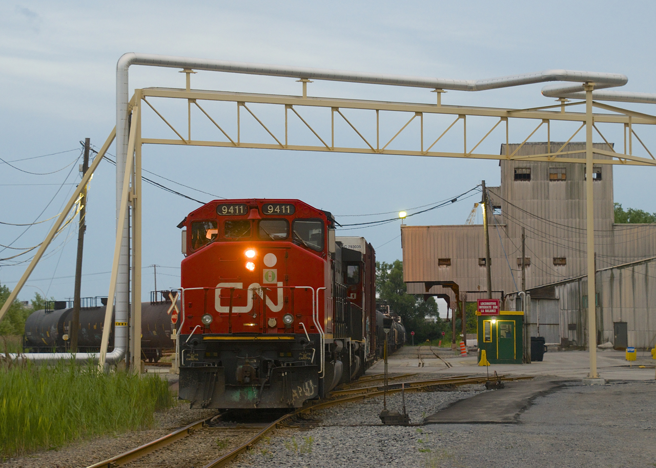 CN 536 with CN 9411 & CN 4802 is lifting acid empties at the Canadian Electrolytic Zinc (CEZ) plant in Valleyfield just before sunset.
