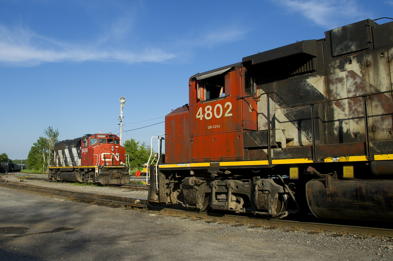 Widecab geeps faceoff as parked CN 9454 and CN 4802 meet, with the former parked and the latter on CN 536.