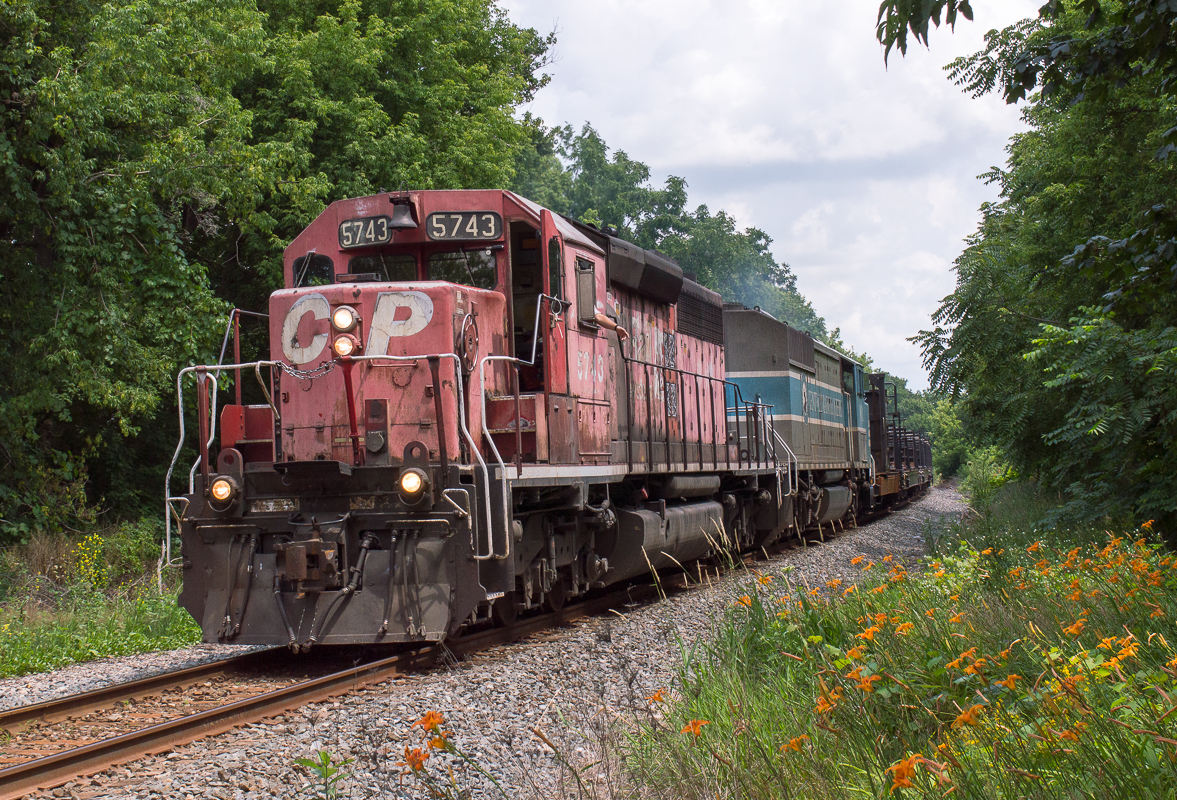 CP 5743 and CMQ 9011 lead a welded rail train towards Hamilton to have a meet with 246 at Kinnear.
