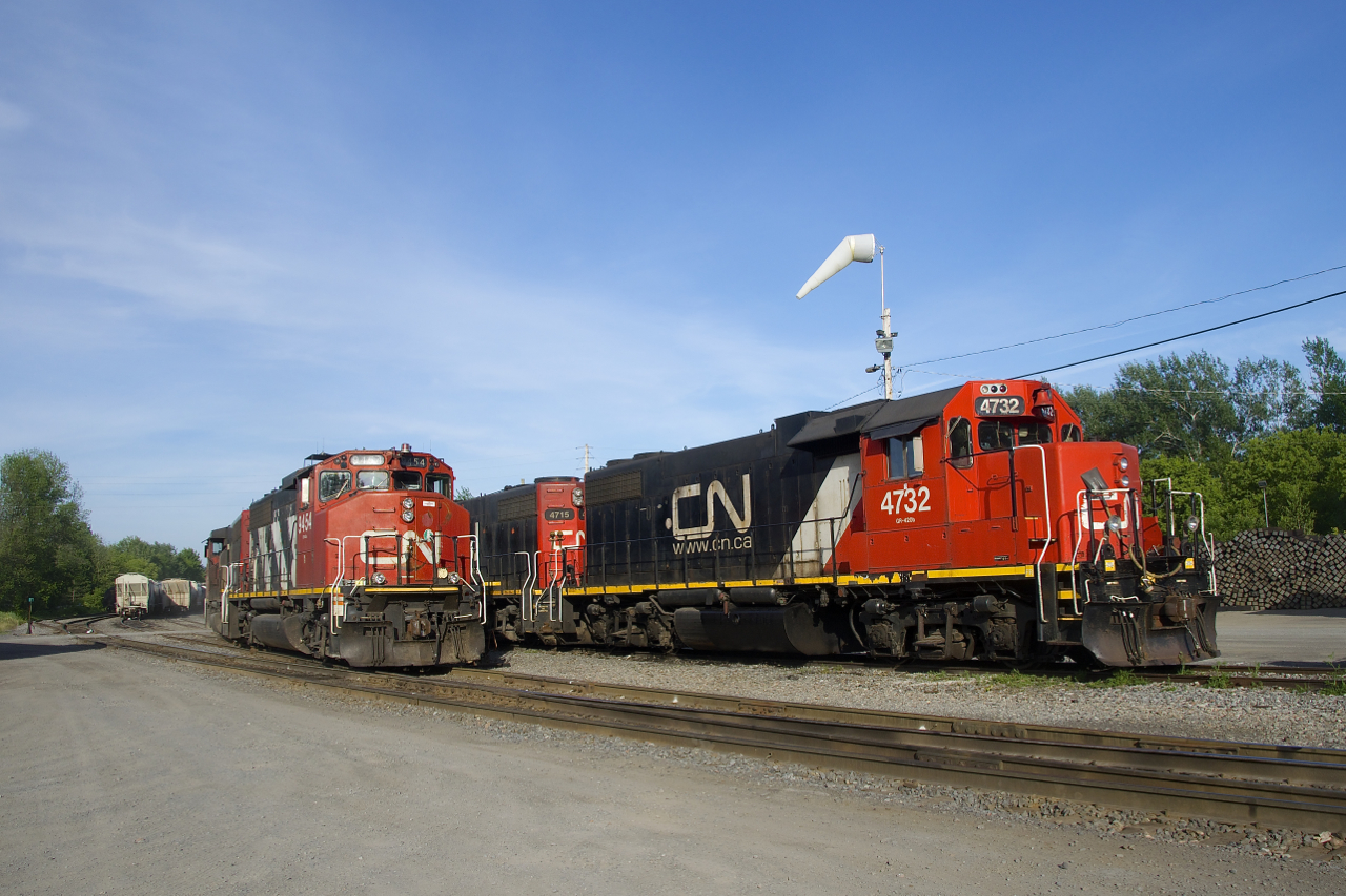 A pair of GP40-2L(W)'s (CN 9454 & CN 9411) are on CN 536 as they pass a parked pair of GP38-2's (CN 4732 & CN 4715) behind the station at Coteau.