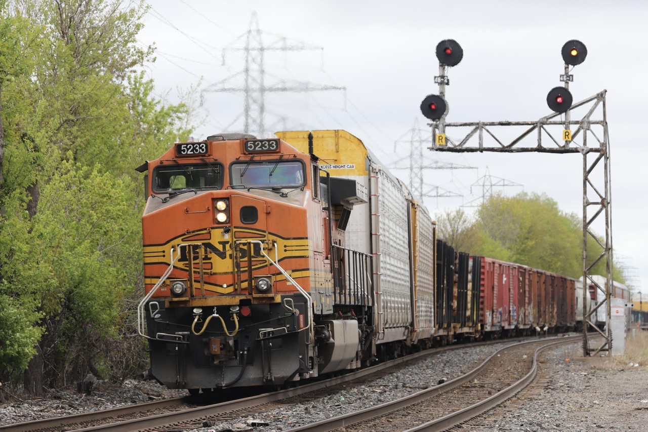 2021.05.05
UP 5233 as tail end DPU on CP 420
at Bartlett Ave (Mile 4.6 North Toronto Sub)