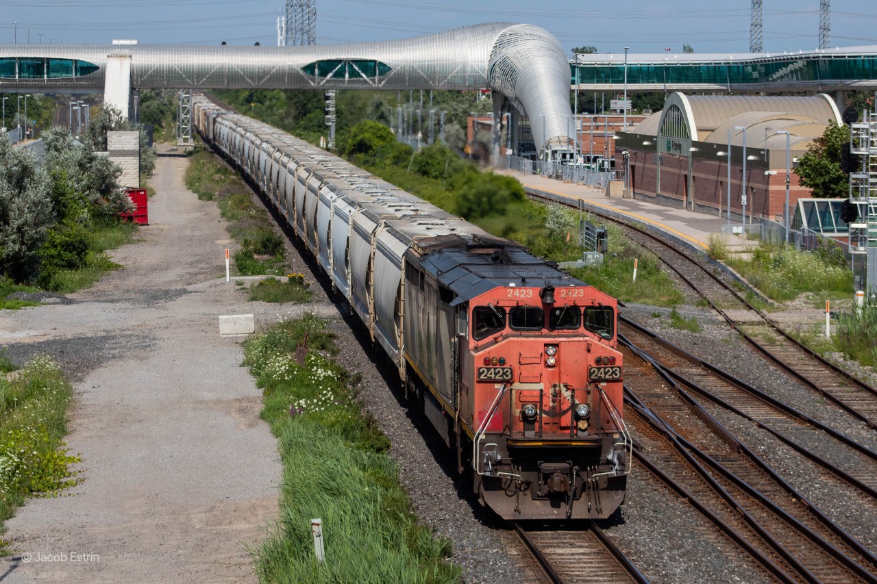 I thought I had seen my last Cowl leader months ago! Here we have CN 2423 solo leading CN L517 Westbound through Liverpool entering the York Subdivision.