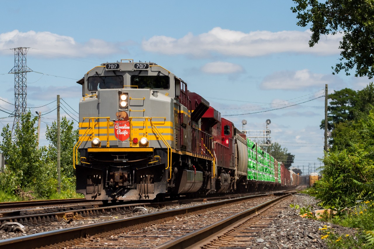 A rather late 235 flies through Dixie with 7017 in the lead! Nice to finally cross this unit off my list as it was the only heritage unit left that I hadn't seen yet.
