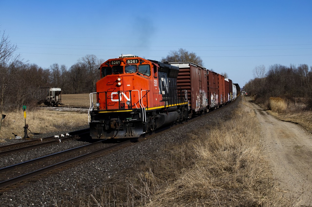 CN A401 takes the slight curve at Kerwood on its way west to Sarnia.