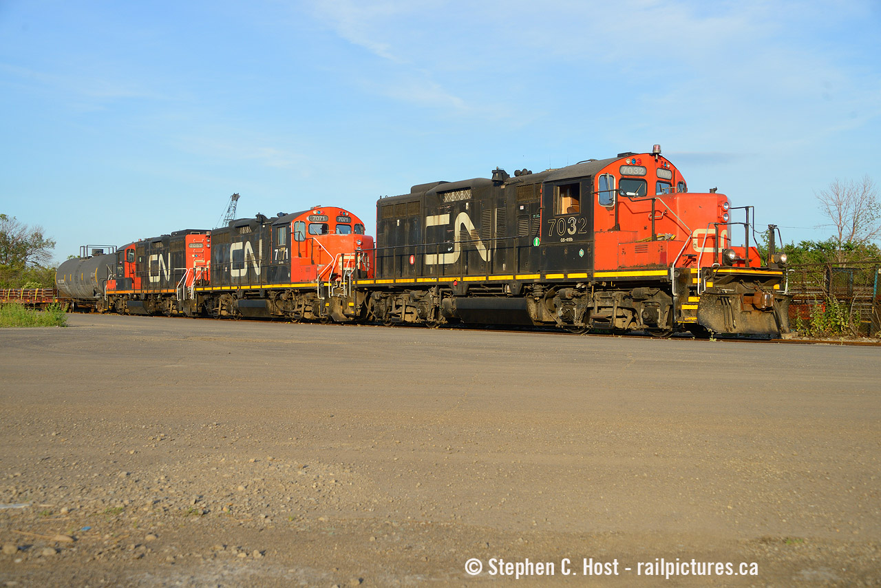 Working yellowline ashphalt products, the 1600 will also set off a couple cars of new rail for Crawford Rail Products on the curve right in front of me, one of the many customers in the Port Authority of Hamilton-Oshawa. I was driving through with a co-worker and of course found both evening jobs in Hamilton, what a nice set of motive power this was to find, would be the first time I've ever seen three of these in this scheme lashed together.
