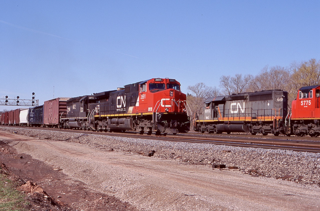 Aldershot always seemed like a busy place back then, with a fair bit of congestion thrown in. Here CN 392 with a Dash-9 and IC's oddball second hand SD40-2 6072, a former MKT unit pass 421 in the yard with a former straight CN SD40, rebuilt by Alstom into a SD40-3 and now a CN/WC unit. The new third track construction can be seen progressing in the foreground.