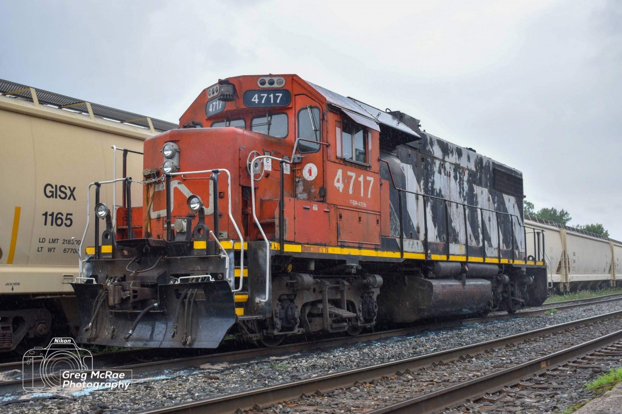 CN 4717 in some drizzle moments before a big downpour