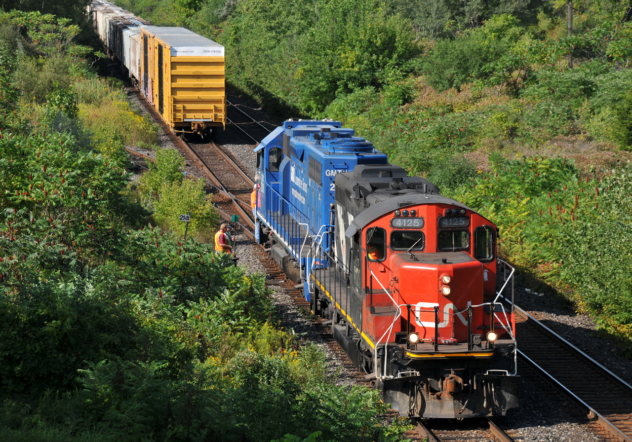 CN 4125 - GMTX 2248 pull ahead to clear the Mabe switch, before reversing in to grab some outbounds