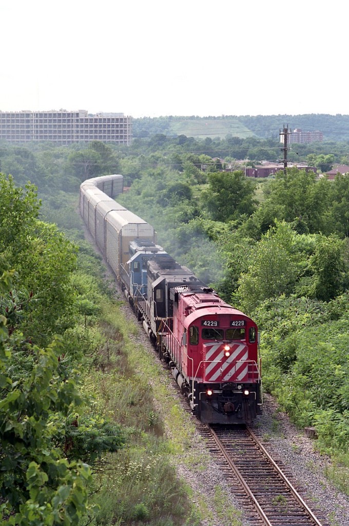 It will be 36 years this week since I leaned over the bridge on Hwy 20 (Centennial Pkwy) in Stoney Creek to grab this shot.  No can do now. No place to stop. Heading toward Niagara is CP 4229, 3254 and GATX 7370 just working into the long climb to Vinemount. The black SD40-2 3254, formerly Southern, became CP 5485 in 1997 and was retired 2003.