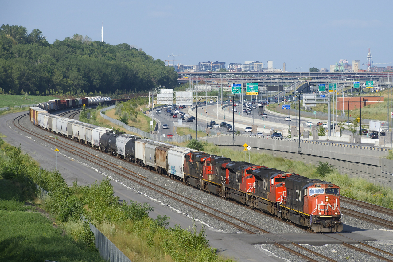 CN 527 has five units (CN 5719, CN 8897, CN 8801, IC 2697 & CN 2311) as it approaches Turcot Ouest.