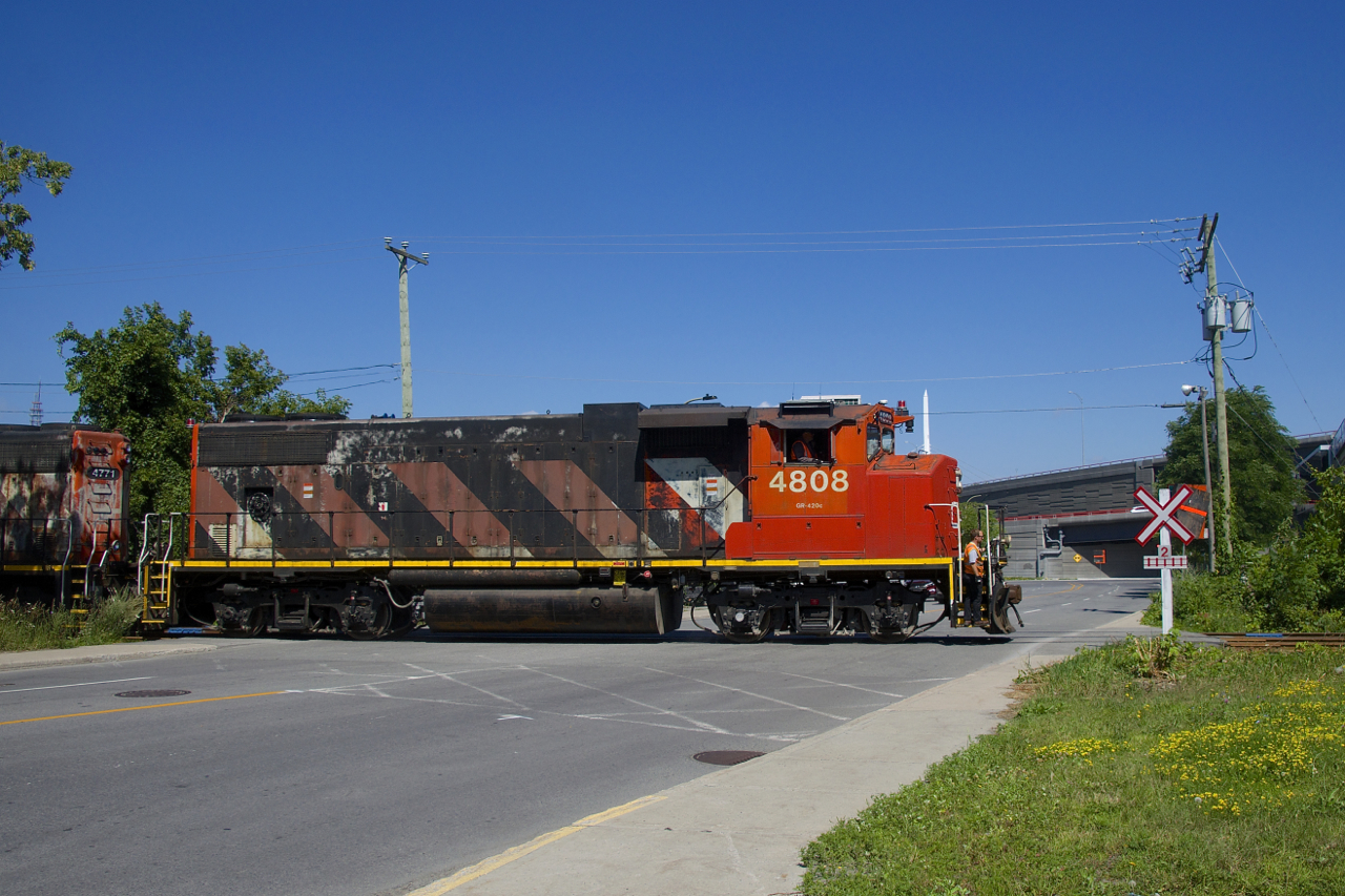 Conductor and rp.ca contributor Nicolas Houde has just finished flagging busy Monk Boulevard as the Pointe St-Charles Switcher leaves the Turcot Holding Spur with one boxcar from Kruger, one of two clients on this line which is only served once or twice a week.