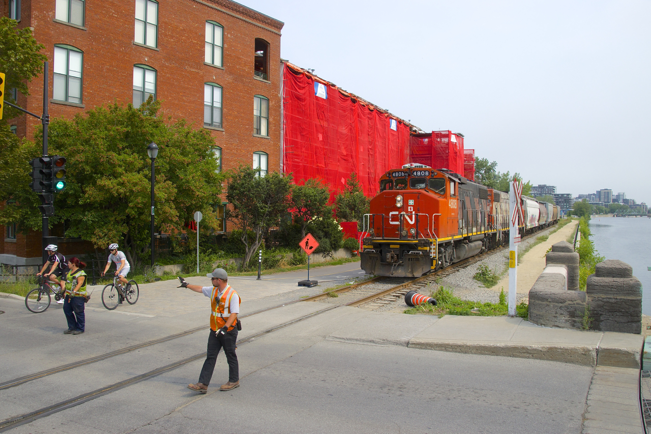 The brakeman and conductor flag the Charlevoix Street crossing after the Pointe St-Charles Switcher pulled 5 grain empties from Ardent Mills.