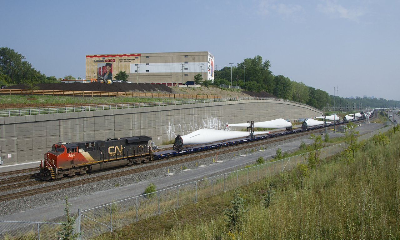 After getting a new crew onboard, windmill train CN X319 is departing Turcot Ouest. The blades are built by LM Wind Power Canada in Gaspé, Quebec.