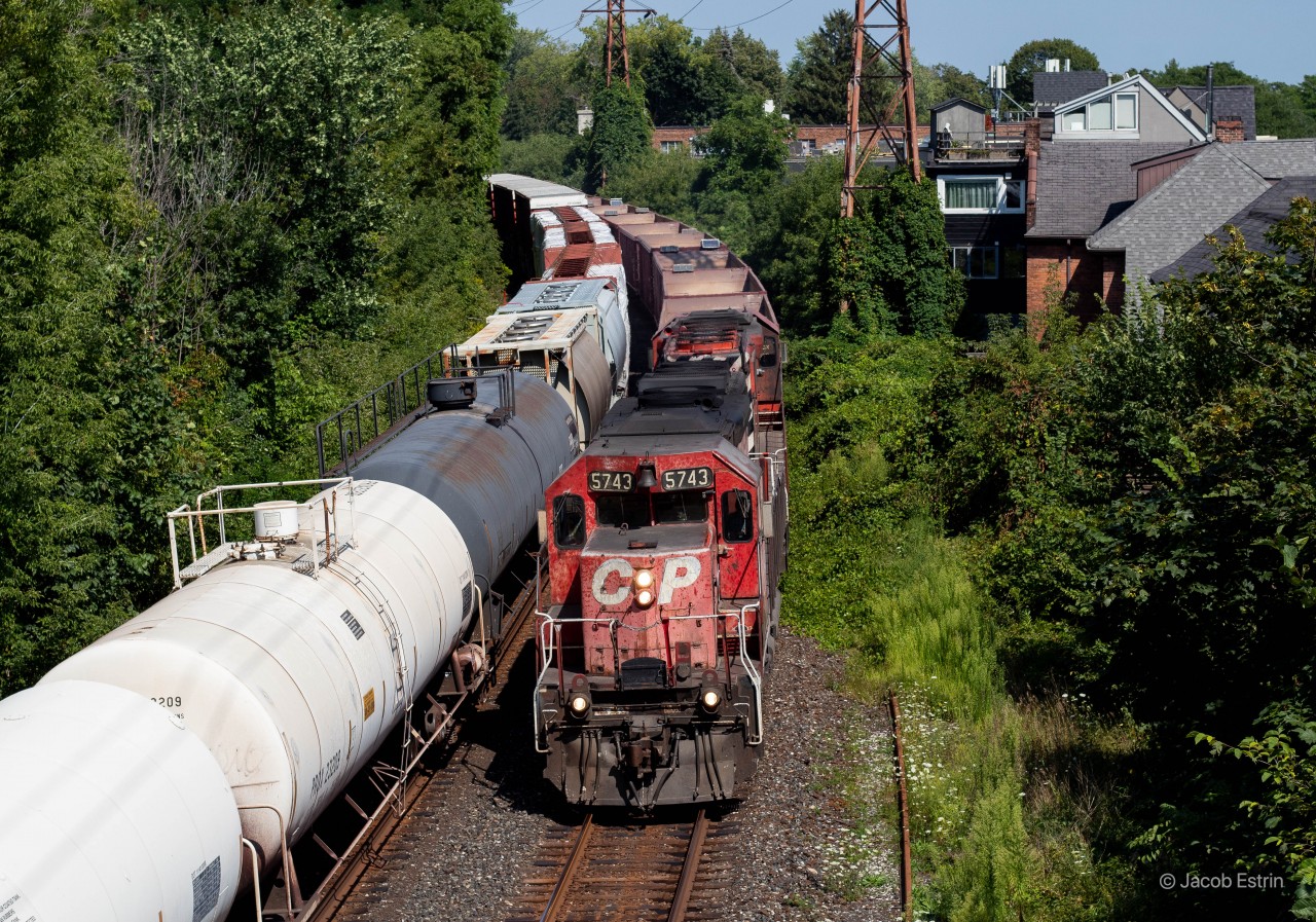 After a short visit to Toronto CP 5743 & 6018 fly through Rosedale on they're way back to Sudbury.