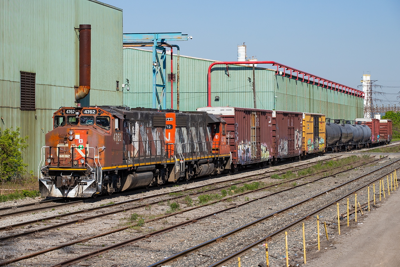 The CN 0700 Hamilton Yard Job, with CN 4762 and CN 4712 at the helm, make their way eastbound on the N&NW Spur on a fine May morning.