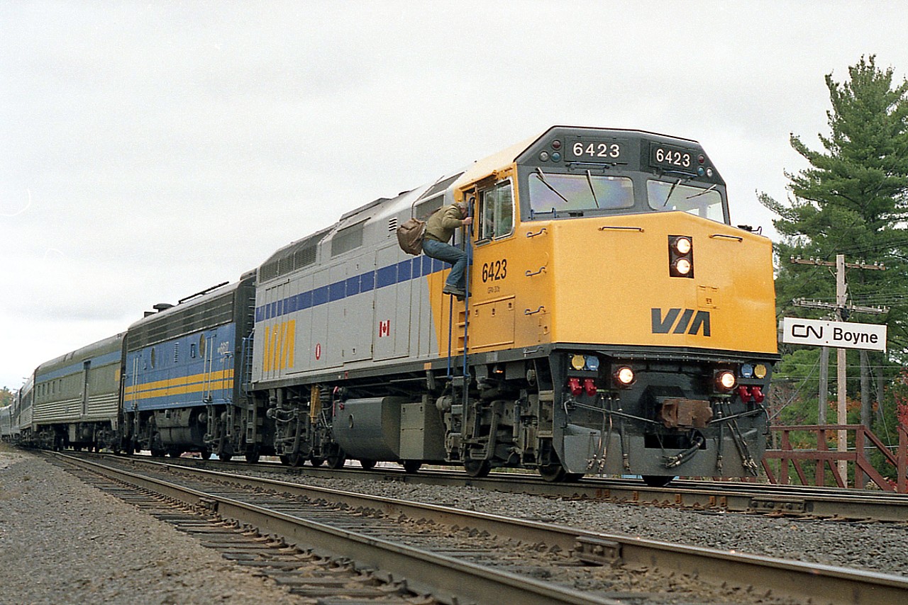 And slightly earlier that same day.  The last photo I posted was the north (west) bound VIA #9 behind 6501 and this is the counterpart #10 with VIA 6423 stopping for a crew change at CN Boyne, about 3 miles south of Parry Sound along James Bay Jct Rd.
It was a good time when both the Toronto portions of the Canadian could be seen in daylight. Now it is obvious we have a relatively new F40PH-3 here; actually barely 3 months old, and these days the units are the backbone of the VIA system across the country. And common.  What is significant about this unit 6423 is it was the very first of the series to be wrecked; having fallen victim in that horrific collision at Thamesville, Ontario on the 23rd of April, 1999. For that reason alone, it deserves to be featured on RP.  Second unit is 6617.