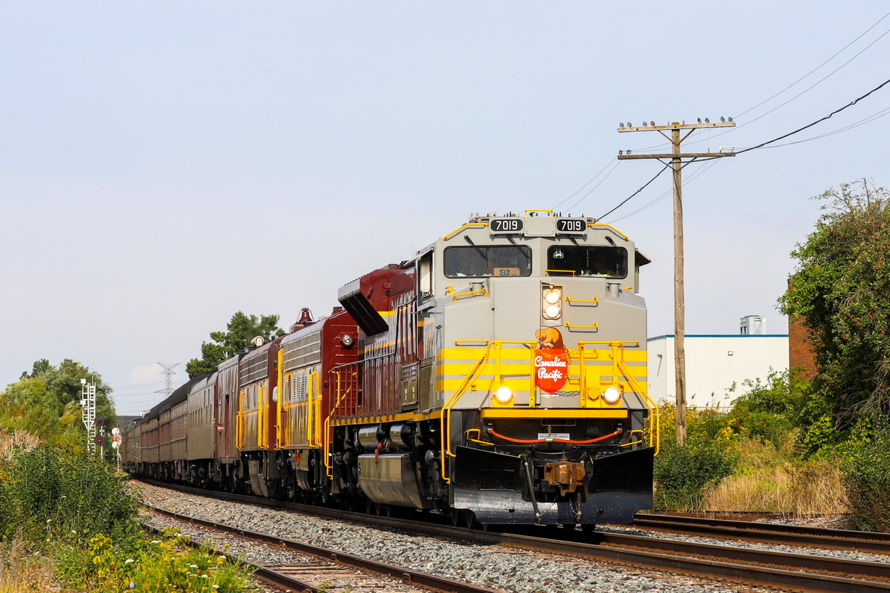 2021.09.25 CP 7019 leading CP 40B-22 president train, CP 1401 and CP 1900 trailing, spotted at Mile 9 Mactier Sub North Siding Switch Emery.