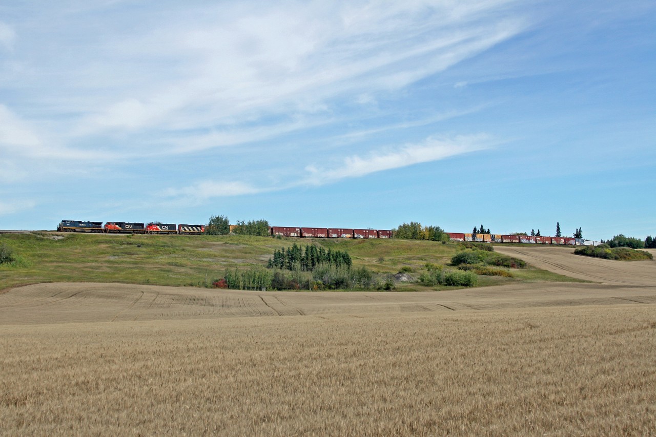 A 41851 13 rolls through Carbondale with BCOL 4652, CN 5706, CN 9618, CN 9486 and 112 cars