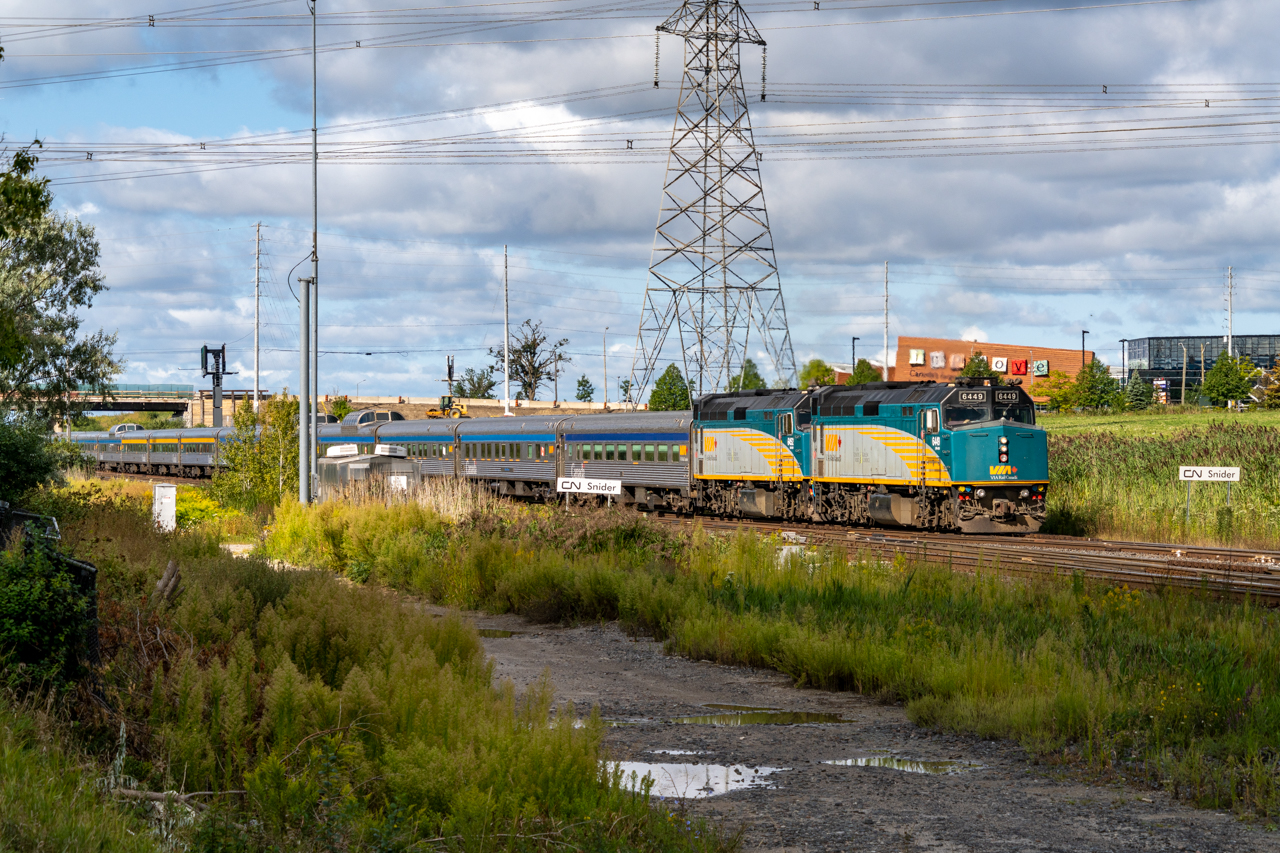 While it provided a nice background, the weather was causing challenging shooting conditions during the shove for VIA #1 onto York 1 at Snider. Once clear of the signal, the train will proceed eastward towards Doncaster, where it will proceed northward. Ahead of the (mostly hidden) baggage car were 5 deadheading cars; a coach, two Manors and two Skylines.
