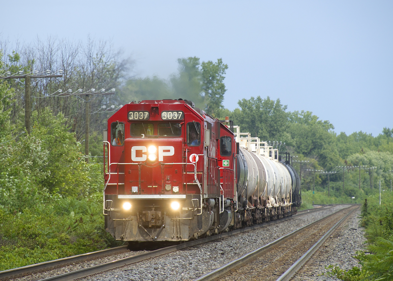 After switching StyroChem on the Baie-D'Urfé Spur, CP F95 is heading to Dorion to run around its train before heading back to St-Luc Yard. Power is CP 3037 and CP 4417.