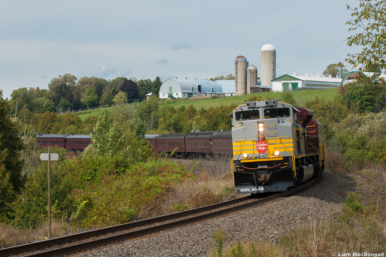 As the clock nears 1300h on this beautiful September day, CP 40B rips around the bend on the approach to WSS Lovekin leaving behind the Toronto urban sprawl hell as it heads eastbound on the Belleville Sub. This was the 4th and final spot I chased this train with some buddies today, and was definitely the best of the 4 I ended up at. it sure is a treat to see the classic CPR business train out and about again!