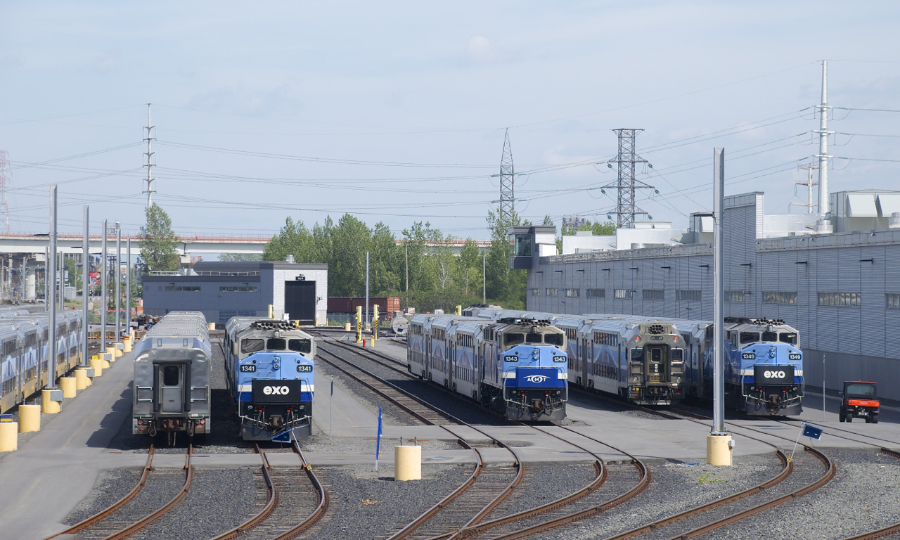 A number of trainsets lay over at the Pointe-Saint-Charles Maintenance Centre a bit before the start of the afternoon rush hour. The 3-car trainsets are for Mascouche trains. With new schedules posted by EXO at the end of August, a third departure to and from Mascouche was added and Mascouche trainsets went from 4 or 5 cars to 3.