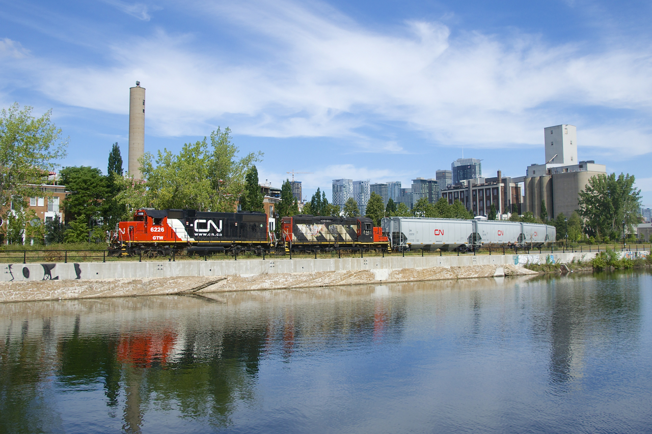 GTW 6226 & CN 4141 are shoving six grain loads to Ardent Mills, seen at right. The train is on the East Side Canal Bank Spur, which parallels the Lachine Canal on its north bank and only serves this one client.