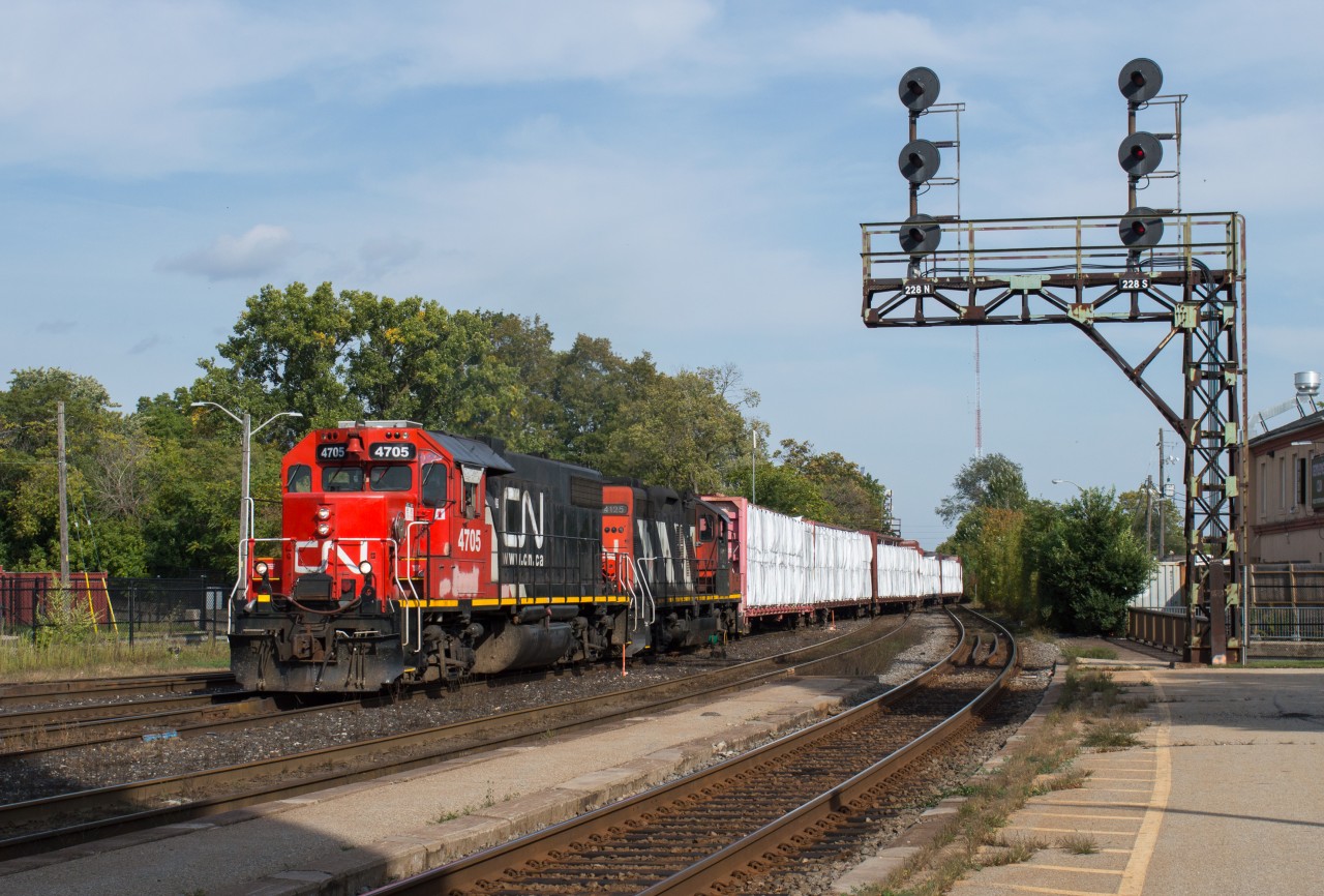 CN L580 arrives back from Hagersville with a sizeable train.  The power today was CN 4705 and CN 4125.