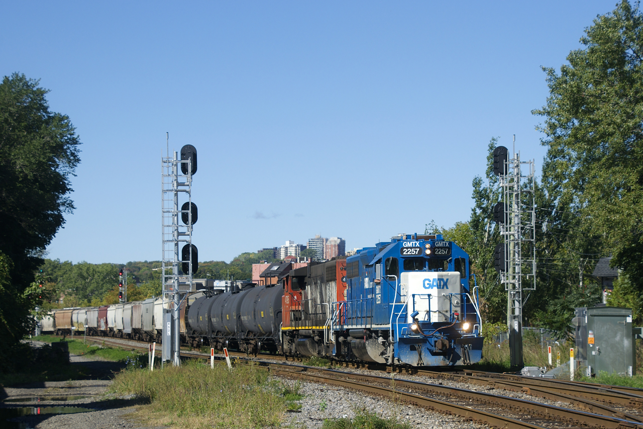 The Pointe St-Charles Switcher has a new lashup comprised of GMTX 2257 & CN 4795 as it approaches MP 3 of CN's Montreal Sub with 21 cars from Track 29 for the Port of Montreal.