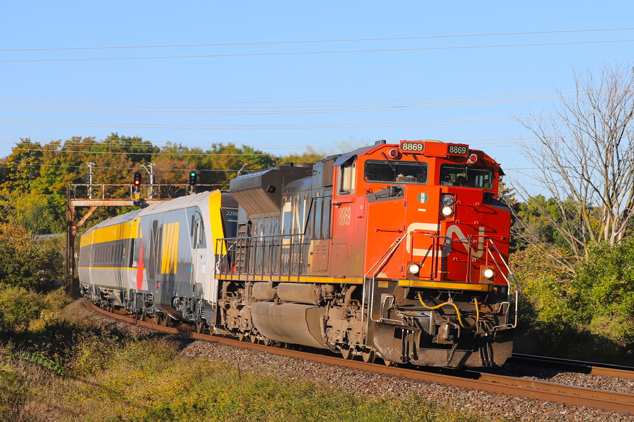 2021.09.29 CN 8869 leading CN P698, VIA 2201, VIA 2600, VIA 2700, VIA 2900, VIA 2800, VIA 2300 and VIA 2201 trailing. Rounding the curve at Mile 15 York Sub.