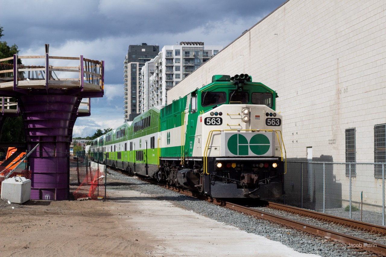 With the Davenport grade separation well underway things are looking a bit, well, gross... Here we have a Southbound Barrie line train with GO 563 in the lead, next stop; Union Station!