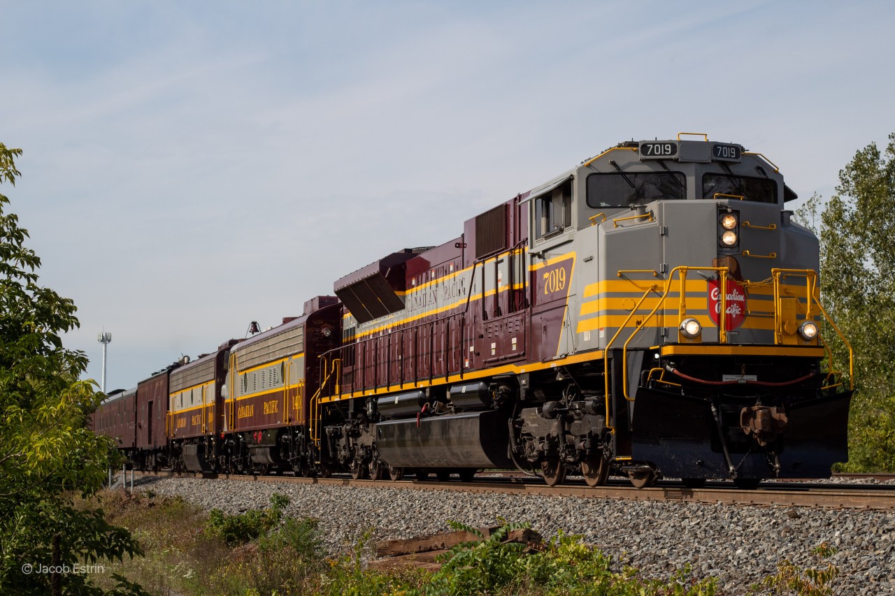 CP 40B "The Presidents Train" rolls through Kennedy on the approach to McCowan's with 7019 in the lead. According to a friend who works out of Agincourt all of the passengers were getting on this train East of Toronto, so presumably Smith Falls or Montreal.