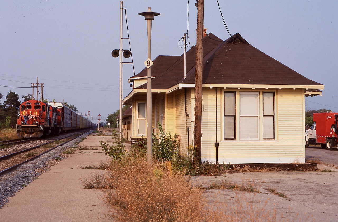 In the early 2000's Burlington West was still a nice place to hang out without being bothered, and the old station was still a good photo prop as it waited to be repurposed. Thankfully it was saved and moved a block away and is now a well looked after museum. It wasn't uncommon for the locals between Oakville and Aldershot to be held here for higher priority trains and this day was an example of that as 550 waits for a light to head west. It was a nice September day and the crew has headed to the the front porch to take in the nice weather. The lead unit still wears "AR Illinois" lettering from a tv production shoot a few years earlier.
