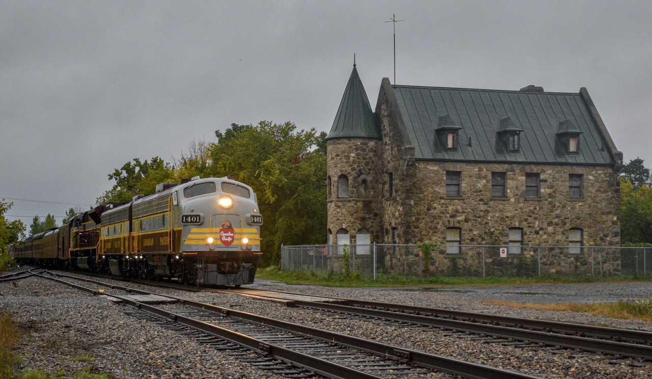 After having trying to get info on it all week, CP 41B finally decided to make its way back up to Canada after staying in NY for about a week, CP 1401 took the lead on this one as SD70ACU 7019 took the lead of the southbound/eastbound trip. It is seen stopped here next to the old station in Lacolle, Qc as it was waiting for customs officers to show up as they did their duties here.