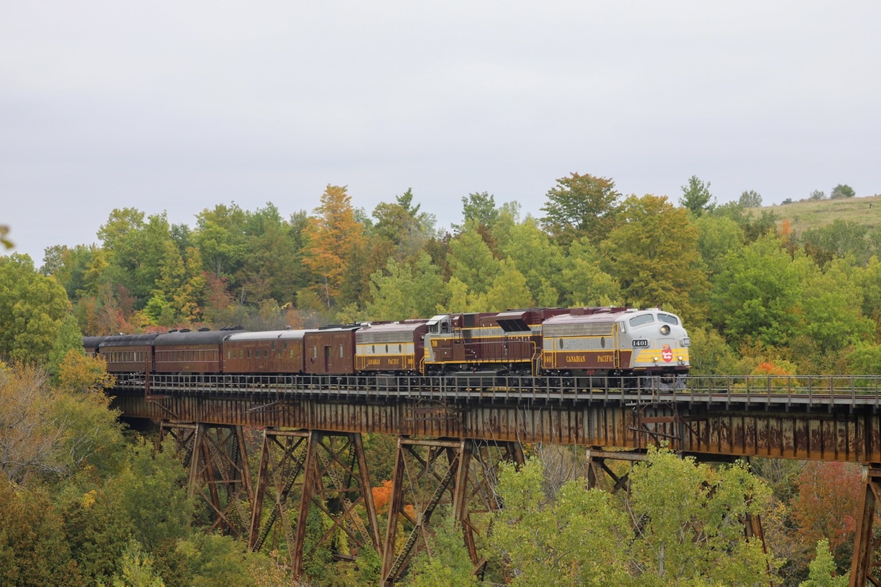 2021.10.07 CP 1401 leading CP 41B-07, CP 7019 and CP 1900 trailing, crossing over West Duffins Creek with a clear signal on approach to Cherrywood East.