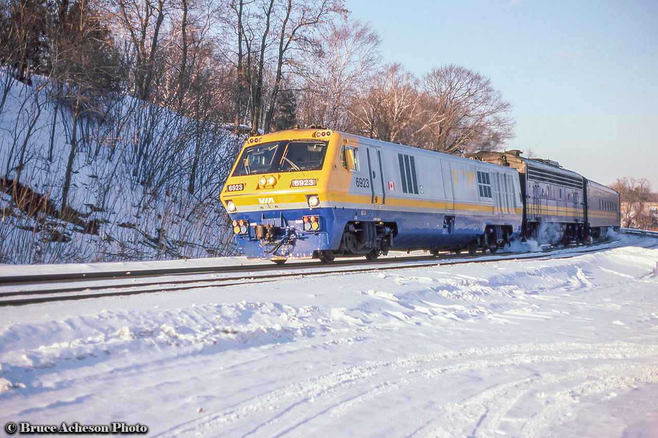 A golden nose into the golden sun, VIA 73 takes the curve westbound onto the Dundas Sub at Bayview Junction.