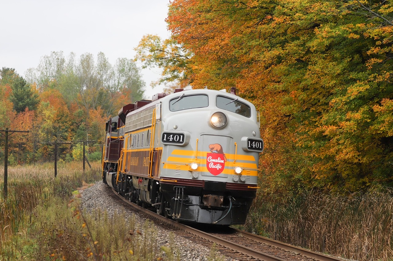 2021.10.08 CP 1401 leading 41B, CP 7019 and CP 1900 trailing, bending the curve at Mile 30 Mactier Sub with a clear signal on approach to South Siding  Switch Palgrave.