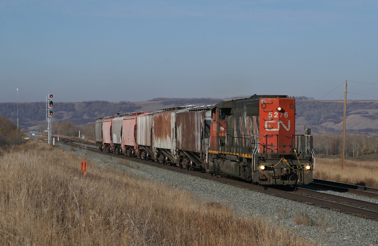 After an overnight run out to Torlea (Viking, Alberta), the as required Wainwright roadswitcher 513 rolls through Fabyan with 7 cars.  CN 5276, fitted with portable ditchlights for the occasion, leads a quite existence in Wainwright, only being used on these extras which run a few times a month.