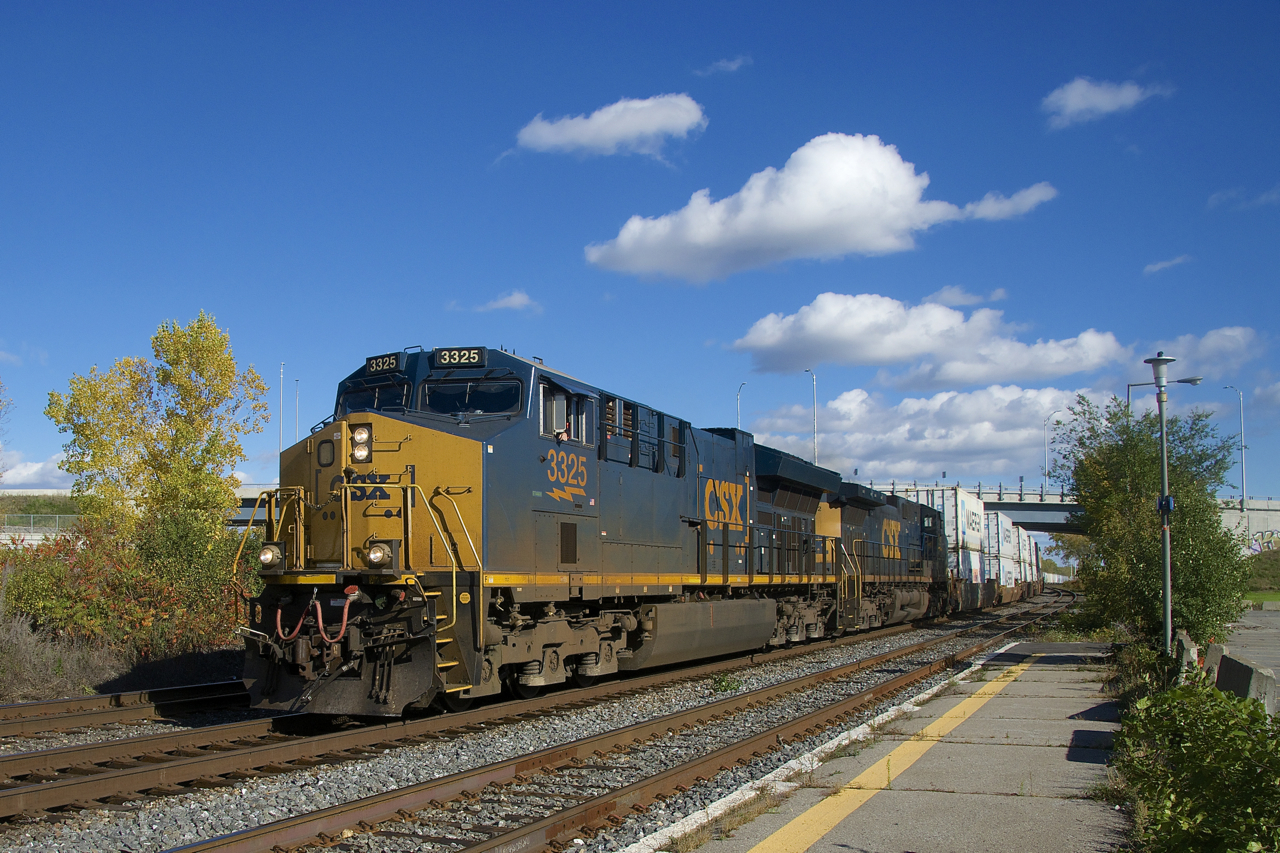 CSXT 3325 & CSXT 92 lead CN 327 through Dorval with some intermodal traffic up front.