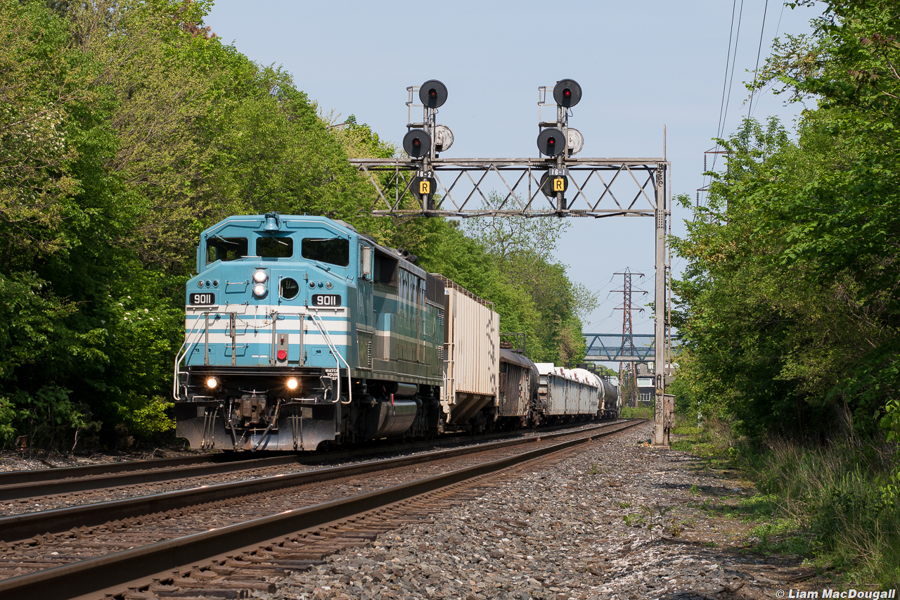 Defying the odds, CMQ 9011 takes the solo lead of a short CP 421 as it moves through mile 1.6 of the North Toronto Subdivision in the mid afternoon on one of the hottest days of 2021. This thing caught me by complete surprise, so you can only imagine my reaction when I saw the signature appearance of an SD40-2F round the bend just past the pedestrian bridge. As an added bonus, 9011 is my personal favourite of the remaining barns.