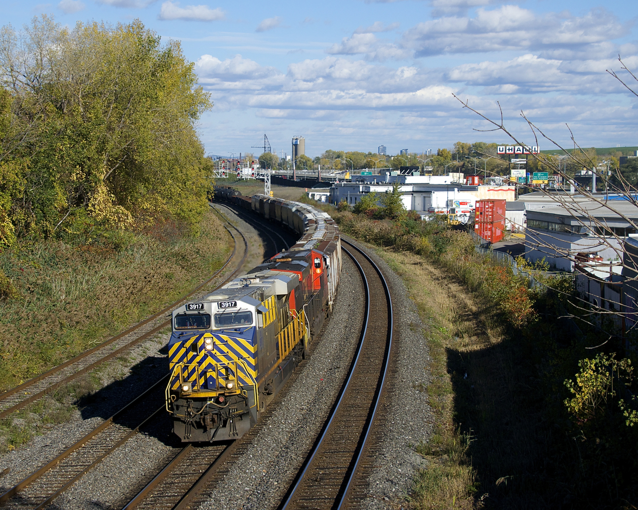 CN 3917 & CN 2973 lead CN 321 through Montreal West. With only 61 cars out of Southwark Yard, the train will enter nearby Taschereau Yard in a few minutes to lift more cars.
