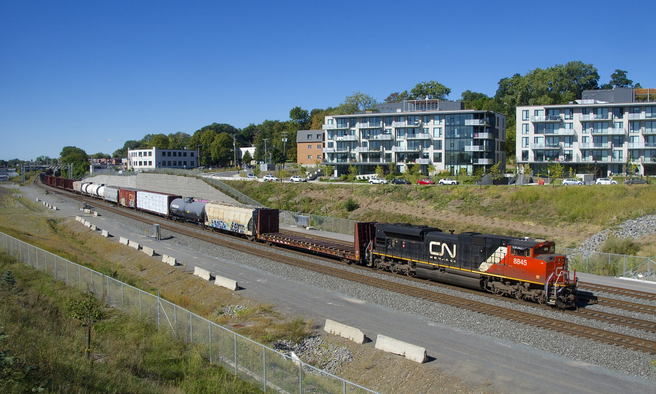 CN 306 is approaching Turcot Ouest after resolving a problem with the fourth car.