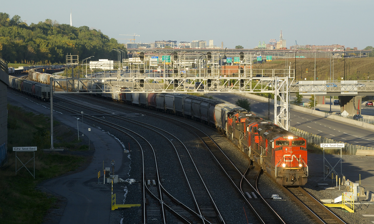 Sunlight is nearly gone from track level as CN 527 heads towards Taschereau Yard with 5 units (CN 8019, CN 8844, CN 5608, CN 2318 & CN 4782) as it passes Turcot Ouest.